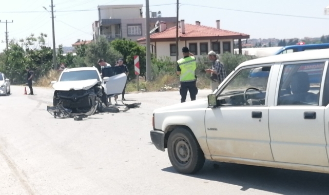 Rus turistlerin içerisinde bulunduğu otomobil kamyonetle çarpıştı: 2 yaralı