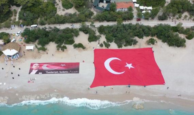 Sahilde bin metrekarelik bayrak açıp, su altında resim sergilediler