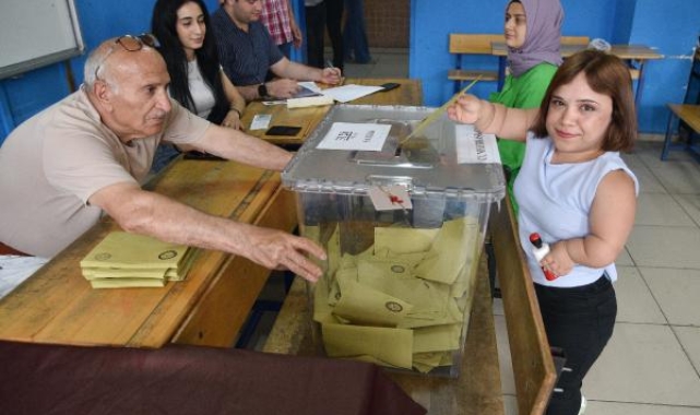 Sandığa yetişemeyince görevli devreye girdi, oyunu kullandı
