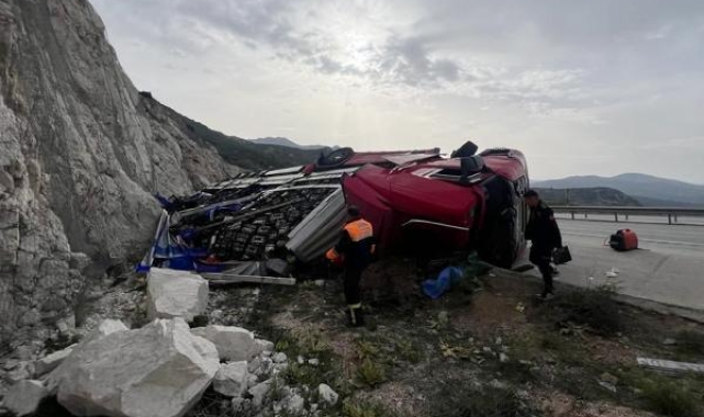 Sebze yüklü tır devrildi