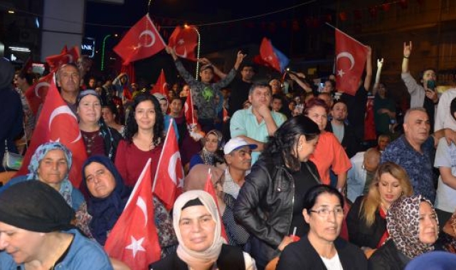 Serik'te Cumhurbaşkanlığı Seçimi kutlaması