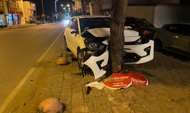 Serik'te kaza; Kontrolden çıkan otomobil yol kenarındaki ağaca çarparak durabildi