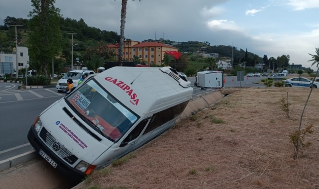 Yolcu minibüsüyle kamyonet çarpıştı: 9 yaralı