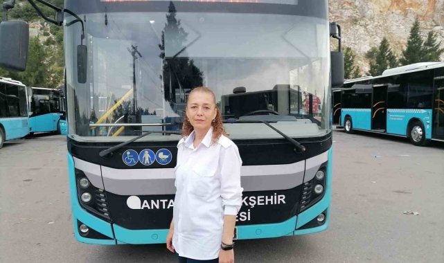 Yolcular, kadın sürücü için yumruk yumruğa kavga etti !
