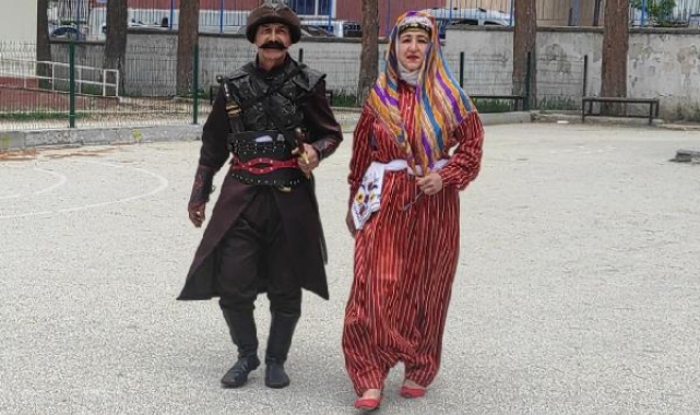 Yöresel ve alp kıyafeti giyip sandığa geldiler