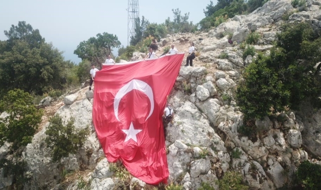 Yüzlerce metrelik uçuruma Türk bayrağı astılar