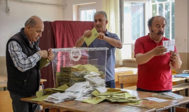 Zarfların ağzını yapıştırıcı ile kapatmışlar
