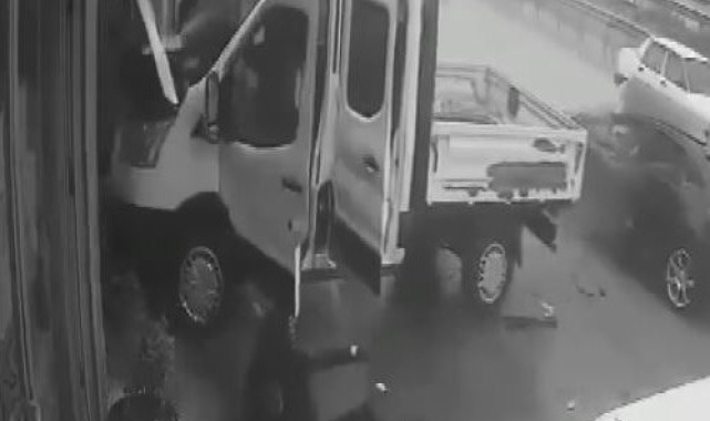Akü değiştirken bir anda yola savruldular ! İşte o anlar 
