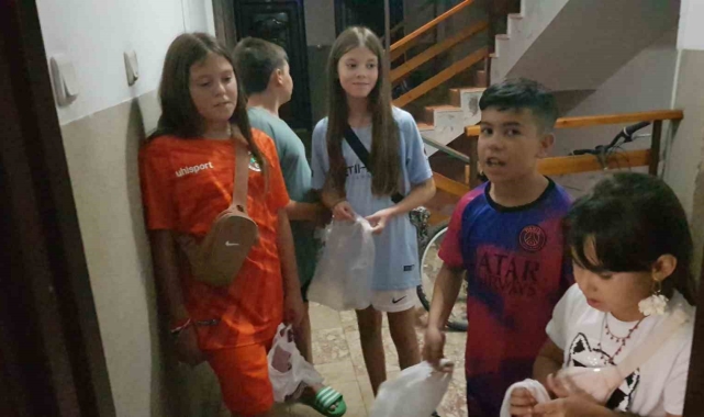 Alanya'ya tatile gelen turist çocuklar Türk çocuklarla birlikte şeker topladı