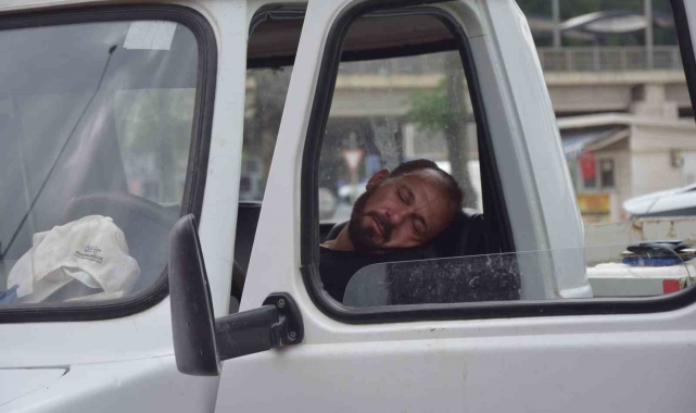 Alkollü sürücü önce park halindeki araca vurdu sonra araç içinde sızdı !