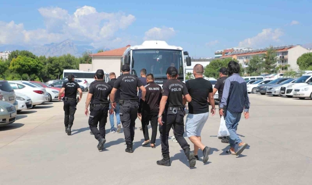 Antalya'da 62 aranan şahıs yakalandı