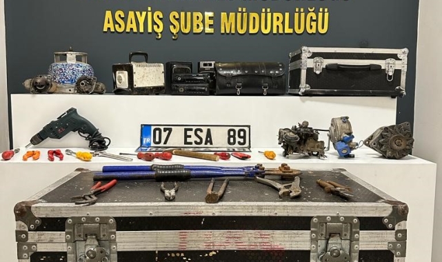 Antalya'da araçların plakalarını çalan hırsızlar yakalandı