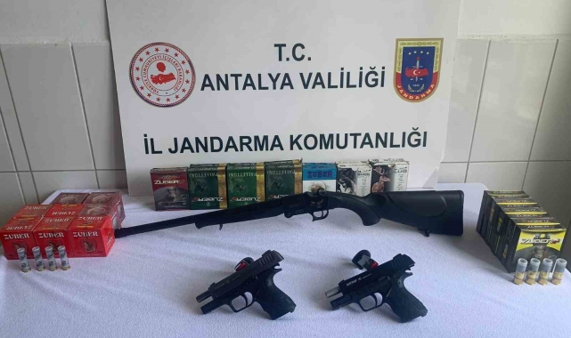 Antalya'da ruhsatsız tüfek ve tabanca ele geçirildi