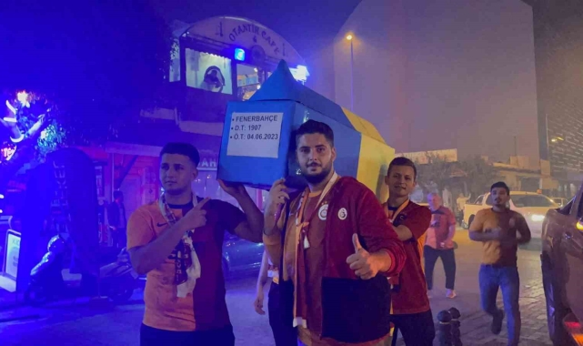 Antalya'da sarı-kırmızılı taraftarlar Fenerbahçe'nin temsili tabutunu kaldırdı