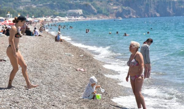 Antalya'da sıcaklık arttı, sahil doldu