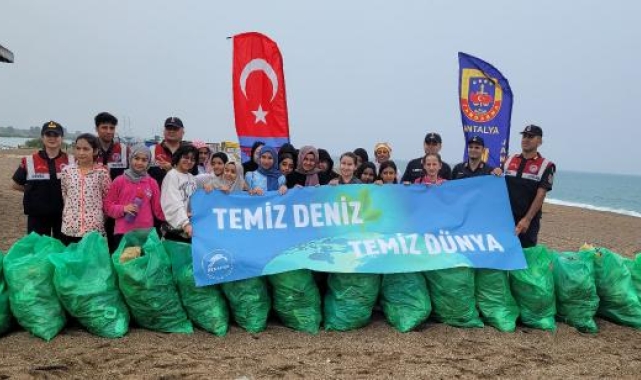 Çocuklardan sahilde çevre temizliği