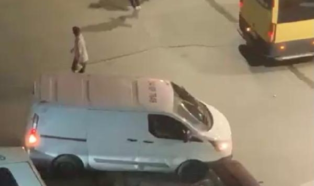 Dehşet anları: Kavga ettiği kişilere otomobil ile çarptı
