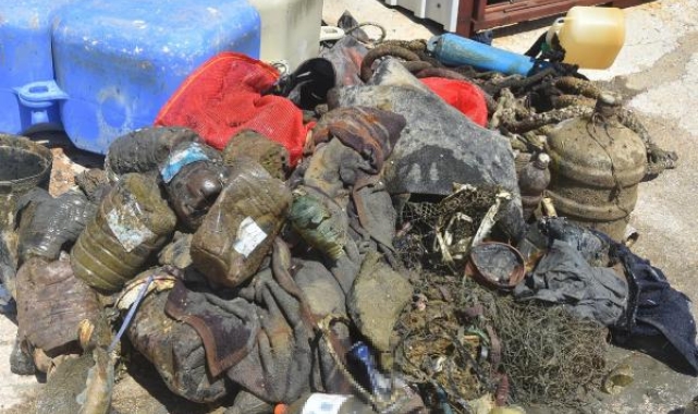 Denizin dibinden 10 ton 'katı atık' çıkarıldı