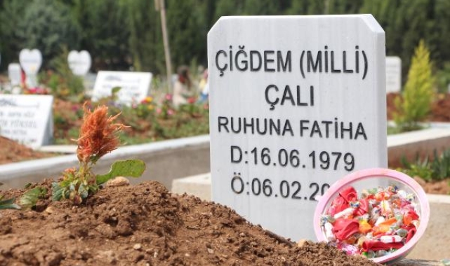 Duygulandıran görüntü; Deprem kurbanlarının mezarına, yakınları bayram şekeri koydu