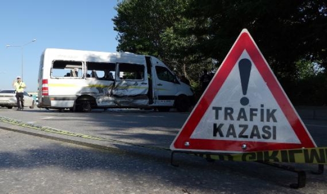 Feci kaza; İşçi servisi, karşı şeritteki otomobile çarptı: 1 ölü, 10 yaralı