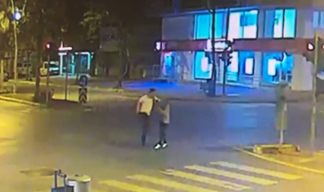 İki elinde tabancayla karısını cadde ortasında darp etti