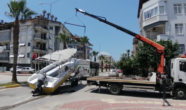 İlginç olay ! Tekne kazası kara yolunu kapattı