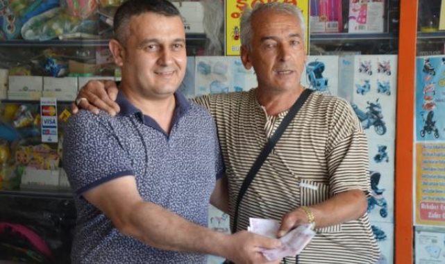 İnşaat ustasının düşürdüğü parayı esnaf buldu