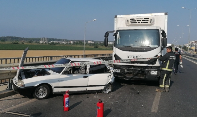 Kamyon, çarpıp sürüklediği otomobili bariyerlerle arasına sıkıştırdı: 4 yaralı