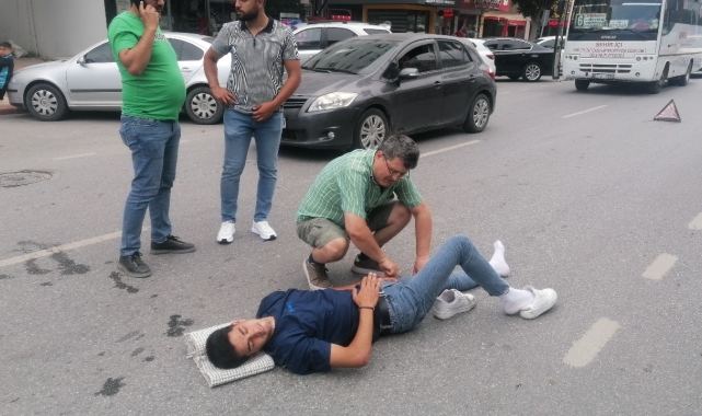 Kazada yaralanan motosiklet sürücüsüne ilk müdahaleyi olay yerindeki doktor yaptı