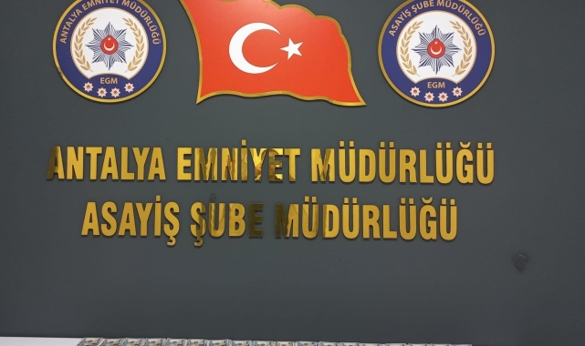 Kendisini polis olarak tanıtıp yabancı uyruklu şahısları 5 milyon TL dolandırdı