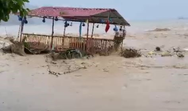 Kumluca'da şiddetli yağmur hayatı felç etti, otomobil sel sularıyla sürüklendi