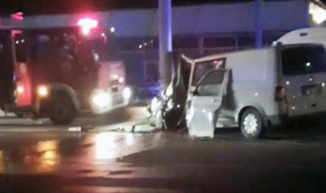 Minibüs direğe çarptı; sürücü yaralandı, eşi öldü