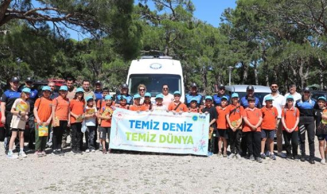 Öğrencilerle piknik alanını temizlediler
