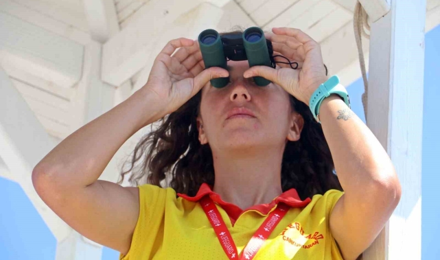 Onları gören erkekler boğulma numarası yapıyor