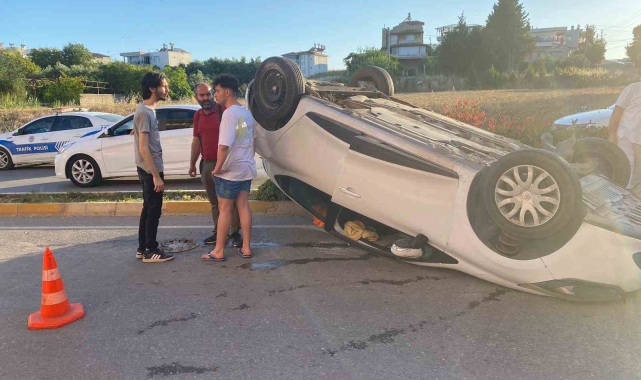 Önüne çıkan araca çarpmamak için direksiyonu kırdı, refüje çıkıp ters döndü