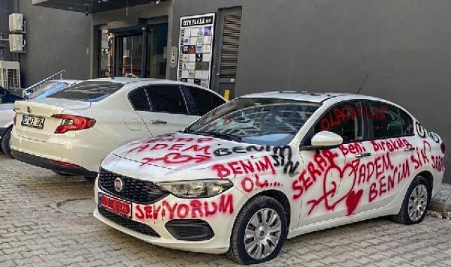 Otomobilin üzerine sprey boya ile aşk mesajları yazılıp, lastikleri kesildi !