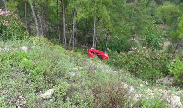 Piknik dönüşü 30 metre uçuruma yuvarlanan otomobilden sağ çıktılar
