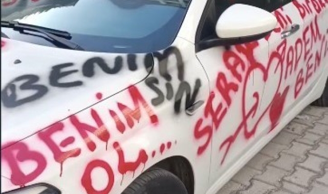 Saplantılı aşık otomobili aşk duvarına çevirdi !