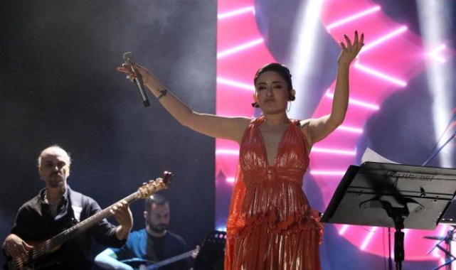 Şarkıcı Melek Mosso özür diledi