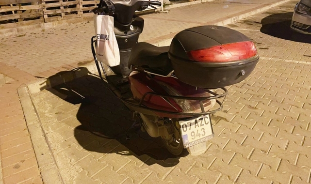 Sokak köpeklerinden kaçarken kaza yaptı