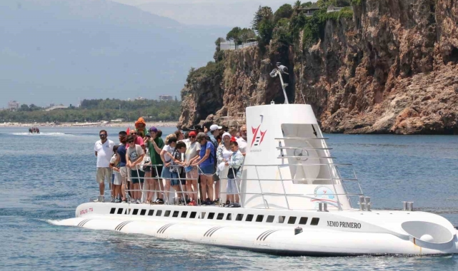 Türkiye'nin ilk turistik denizaltısı 18 bin turisti denizin altına indirecek