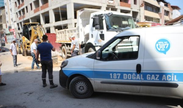Alt yapı çalışmasında iş makinesi doğal gaz borusunu deldi; sızıntı oldu