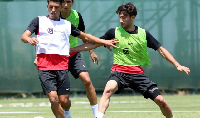 Antalyaspor Burdu'daki kamp çalışmalarını çift antrenmanla sürdürüyor