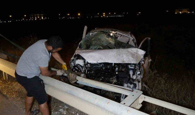 Bariyerlere çarpan araç taklalar atarak yaklaşık 100 metre sürüklendi: 2 yaralı