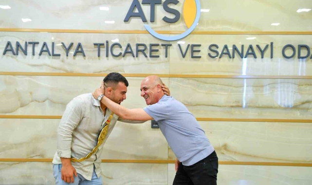 Başkan Ali Bahar'dan başpehlivana 'El ense'