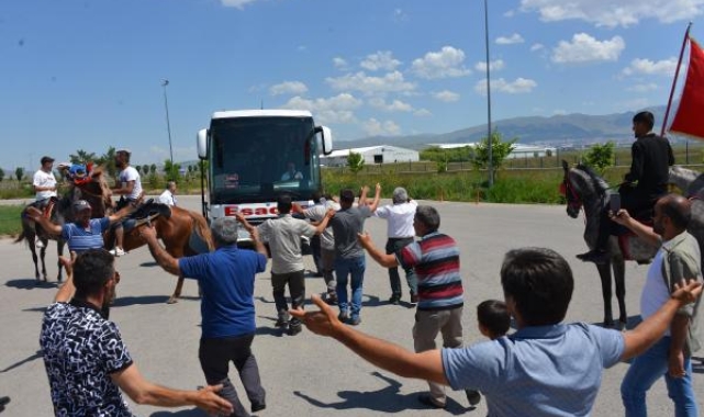 Endonezyalı gelini atlı ciritçiler karşıladı