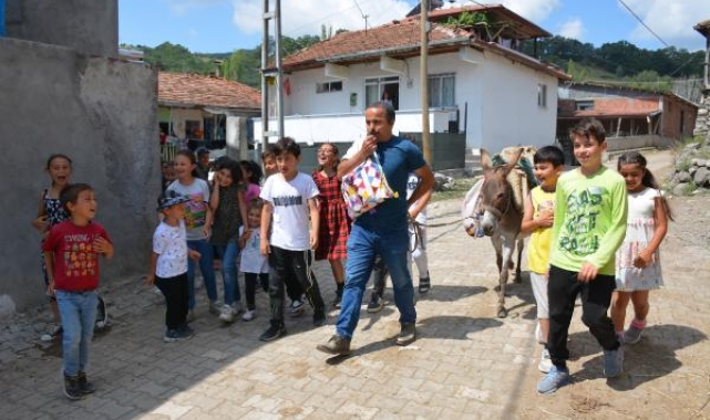 'Eşekli kütüphane' hizmetini gönüllü olarak yapıyor