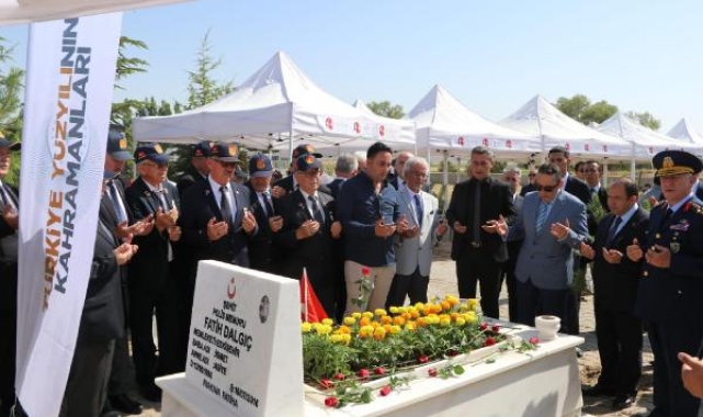 Eskişehir'de 15 Temmuz şehidi polis Fatih Dalgıç mezarı başında anıldı