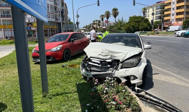 Gazipaşa'da iki otomobil çarpıştı: 2'si çocuk 4 kişi yaralandı