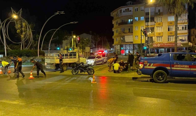 Gazipaşa'da kamyonet ile motosiklet çarpıştı : 1 yaralı